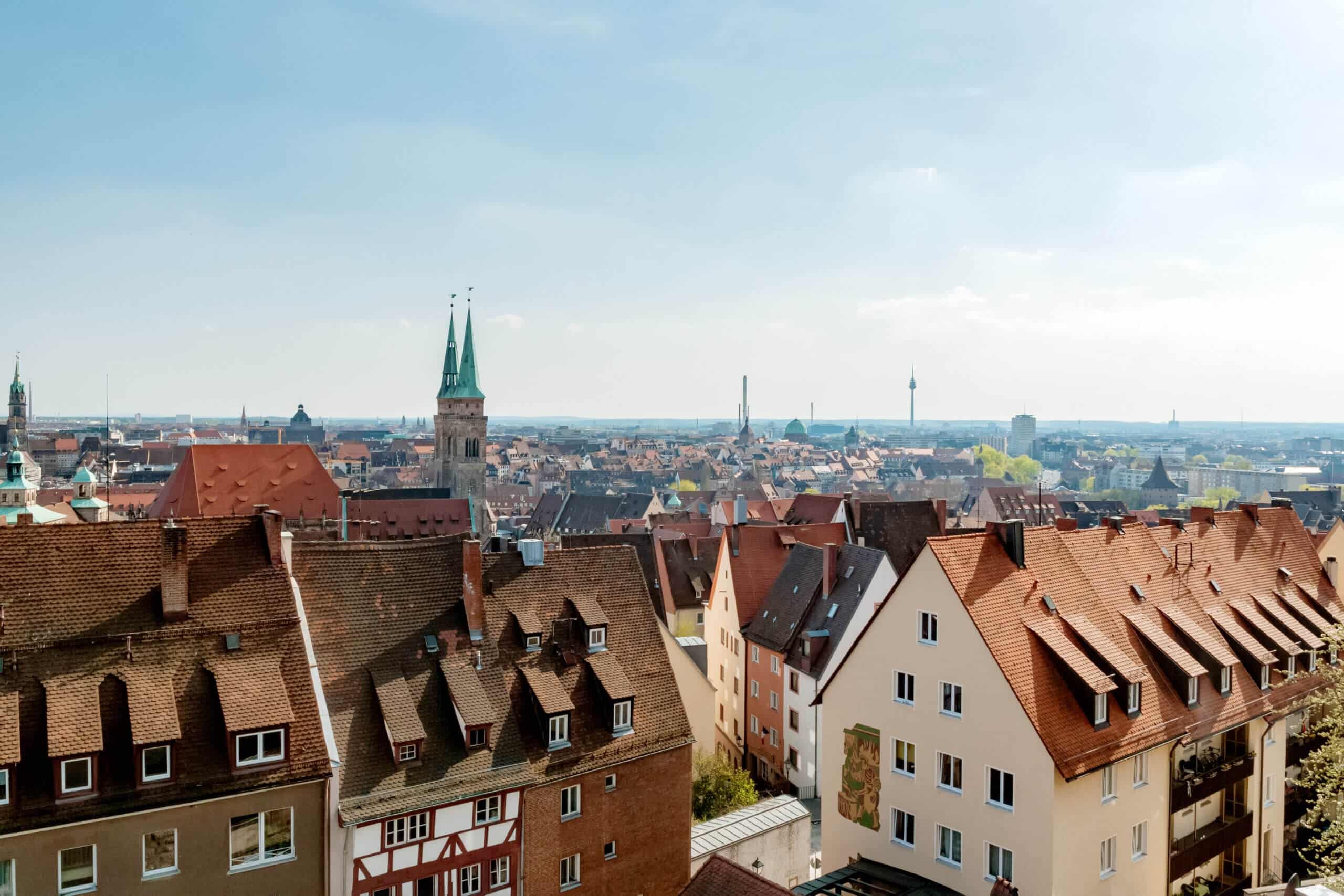 Weite Aussicht über die Stadt Nürnberg bei blauem Himmel